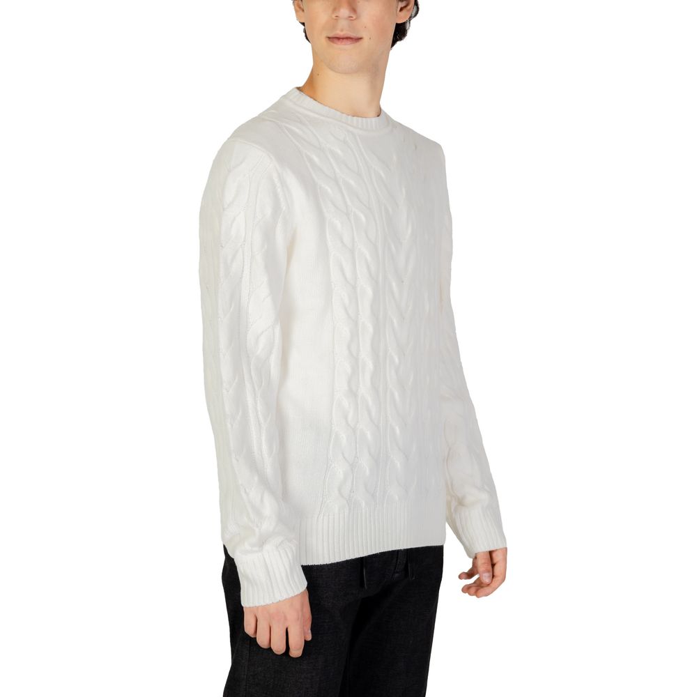Hamaki-Ho White Acrylic Sweater for Elevated Casual Elegance