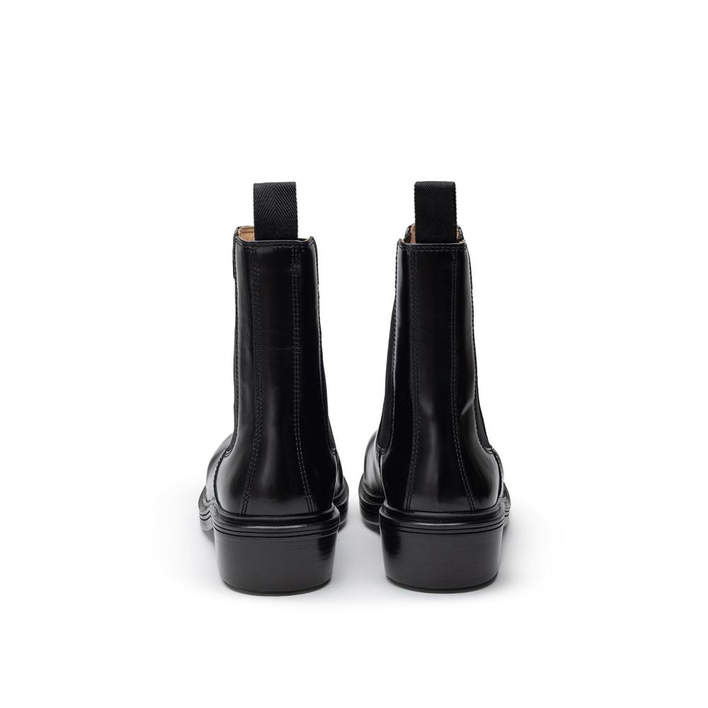 Bottega Veneta Black Leather Boot for Timeless Elegance