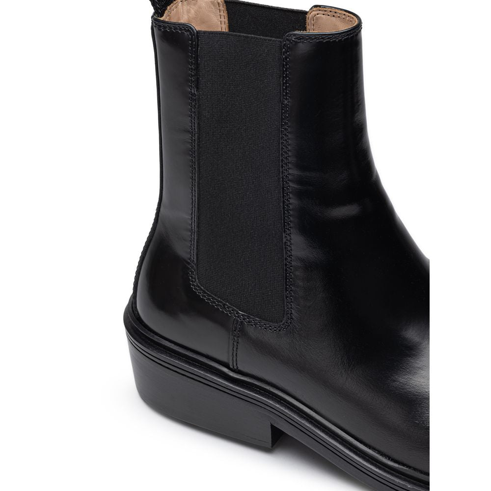 Bottega Veneta Black Leather Boot for Timeless Elegance