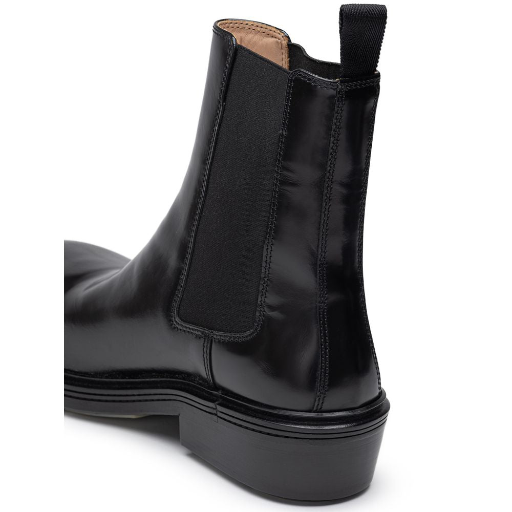 Bottega Veneta Black Leather Boot for Timeless Elegance